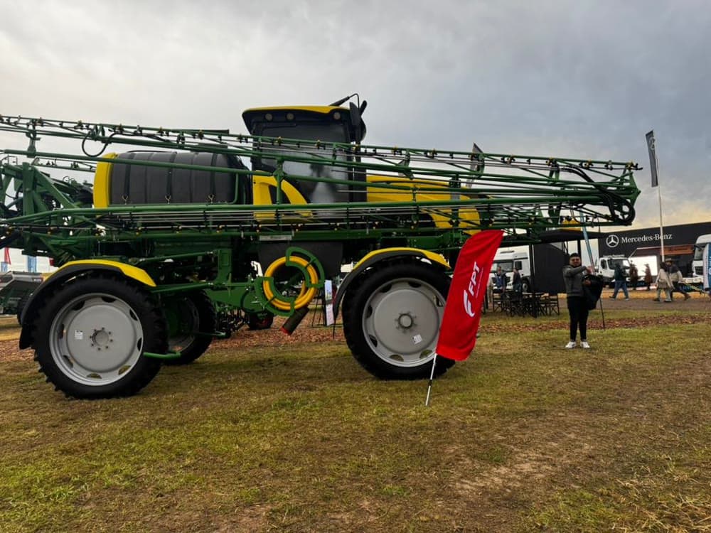 Fumigador autopropulsado en feria agrícola — FIANZA ROME maquinaria agrícola Perú