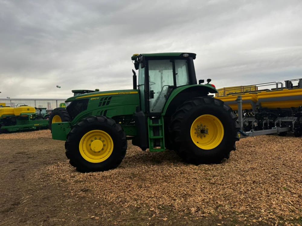 Tractor John Deere 6190M en feria — FIANZA ROME maquinaria agrícola Perú
