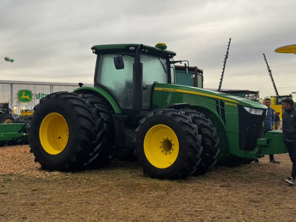Tractor John Deere 8400R en feria — FIANZA ROME maquinaria agrícola Perú